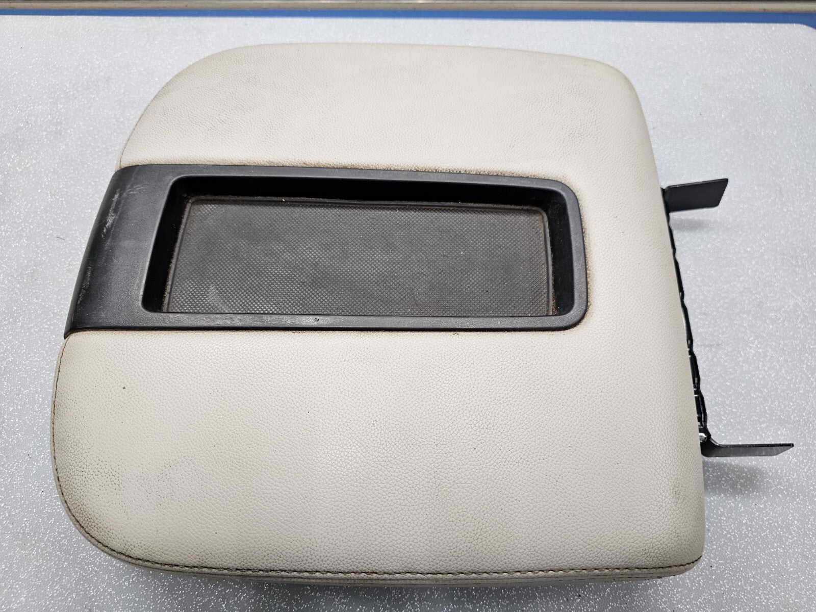 07-14 Silverado Sierra Center Console Armrest Lid Leather Cover Assembly LT GRAY