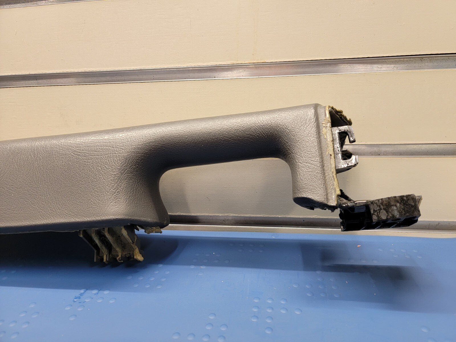 03-06 Silverado SIERRA TAHOE Door Panel ARMREST Front right Handle graphite H2