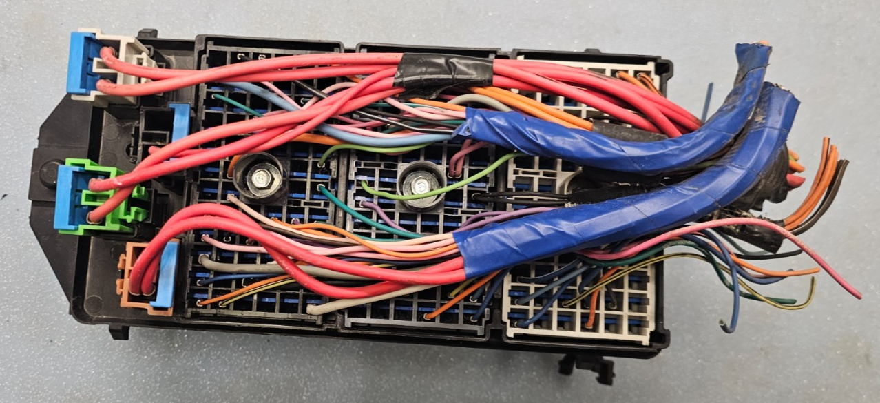 99-04 CENTURY REGAL FUSE BOX ENGINE 3.1L Accessory Wiring JUNCTION MODULE Block