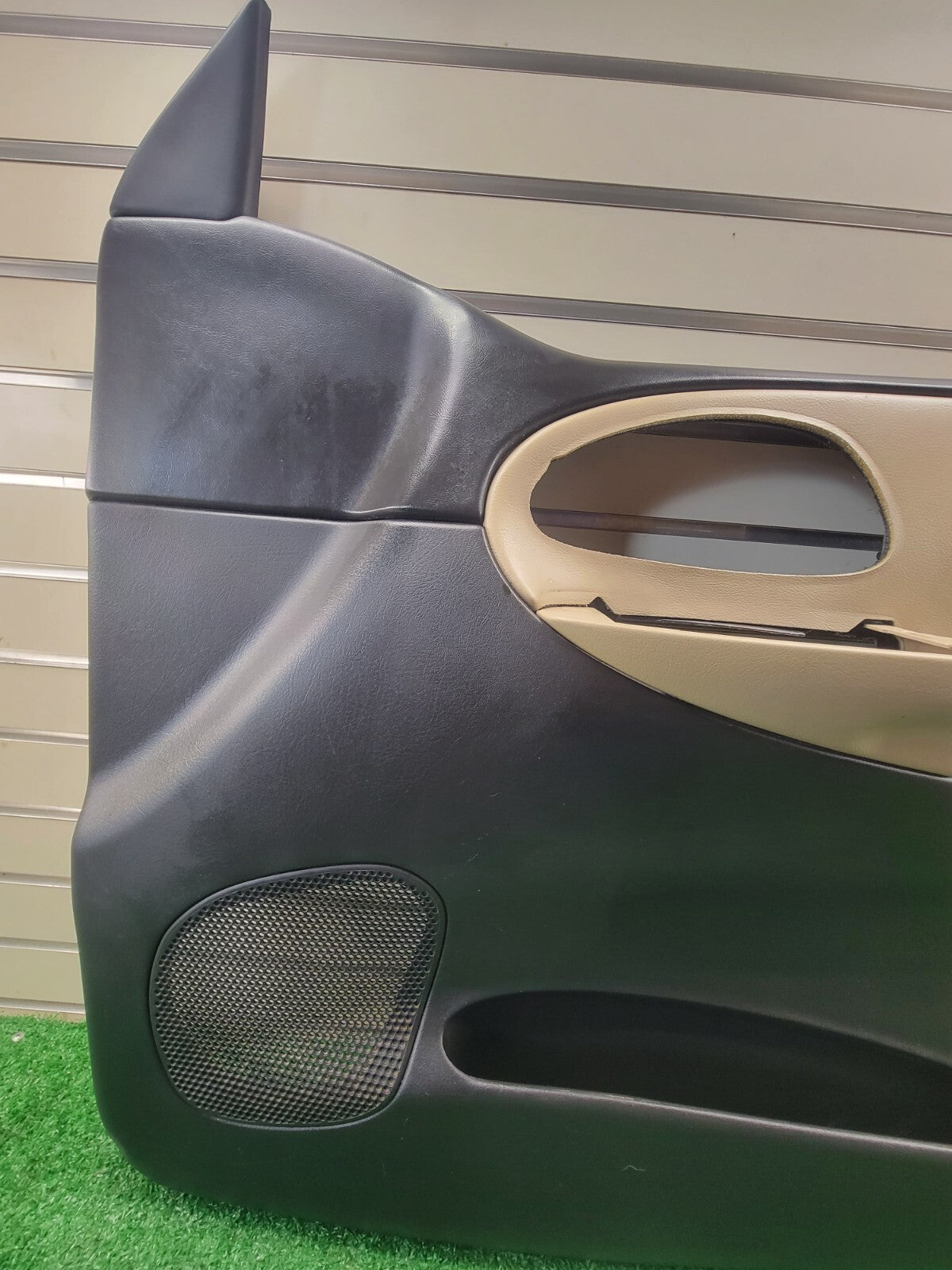 🔥2002-2009 CHEVY TRAILBLAZER Door Panel Front PASSENGER Armrest BLACK/TAN D8