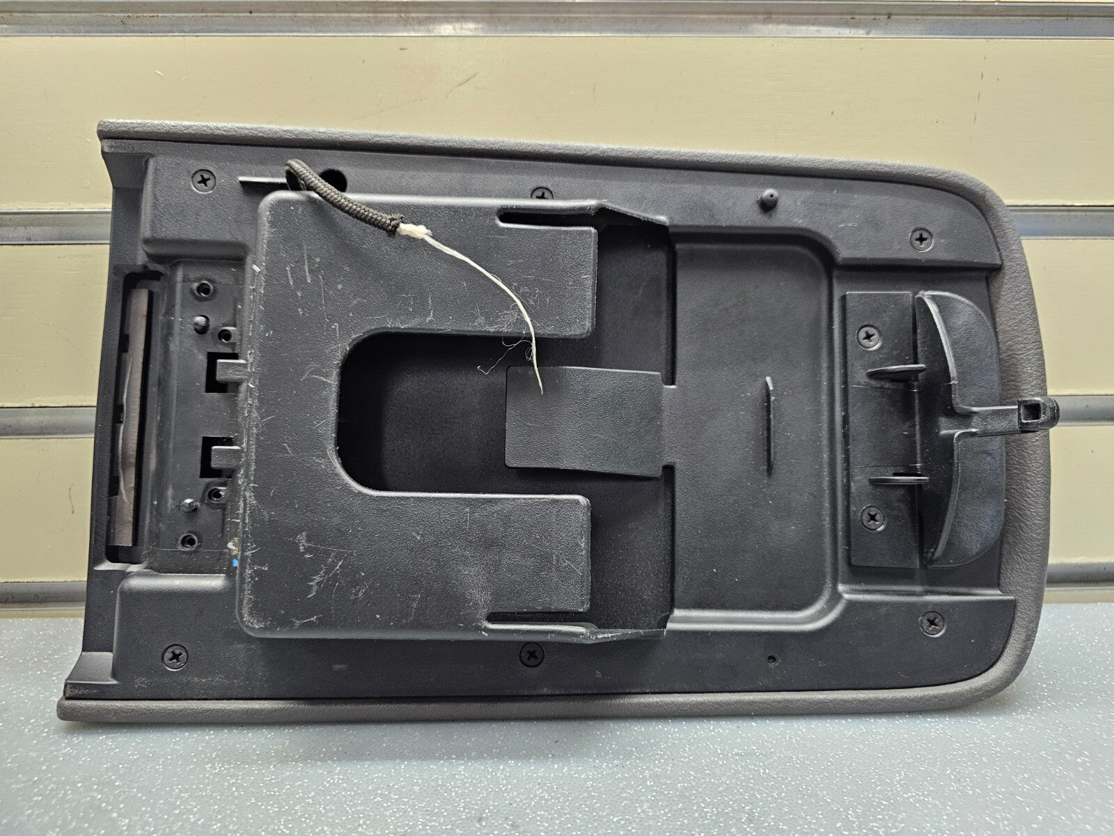 02-05 EXPLORER Mountaineer Center Console Lid Armrest Top Pad Cover Assembly DG