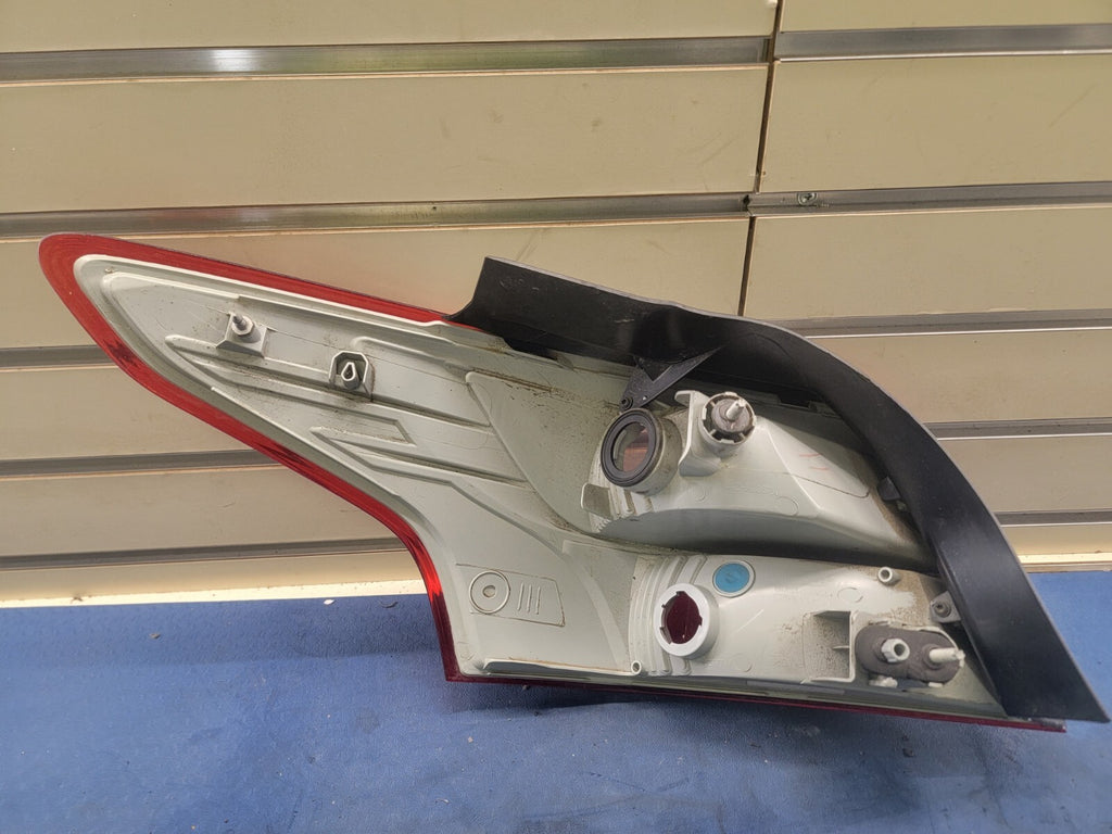🔥2012-2014 Ford Focus Sedan Tail Light Lamp Right Passenger Side Assembly