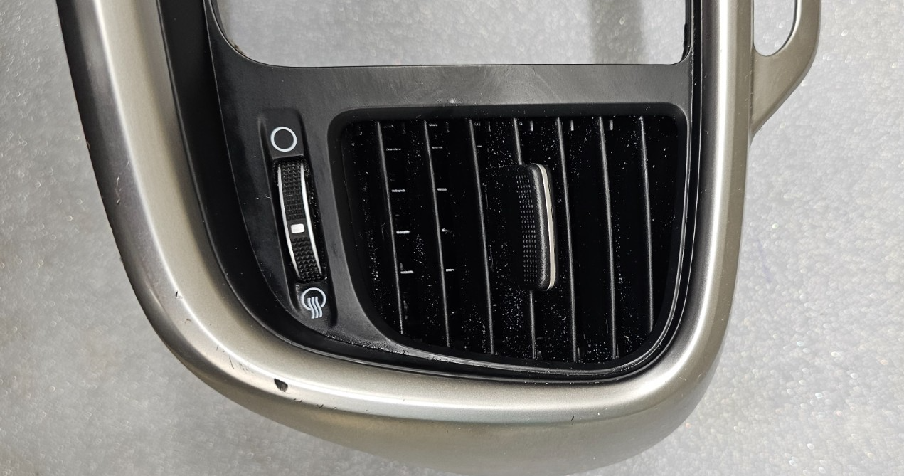 🔥16-18 KIA SORENTO RADIO CENTER DASH SURROUND BEZEL TRIM VENTS Assembly Silver
