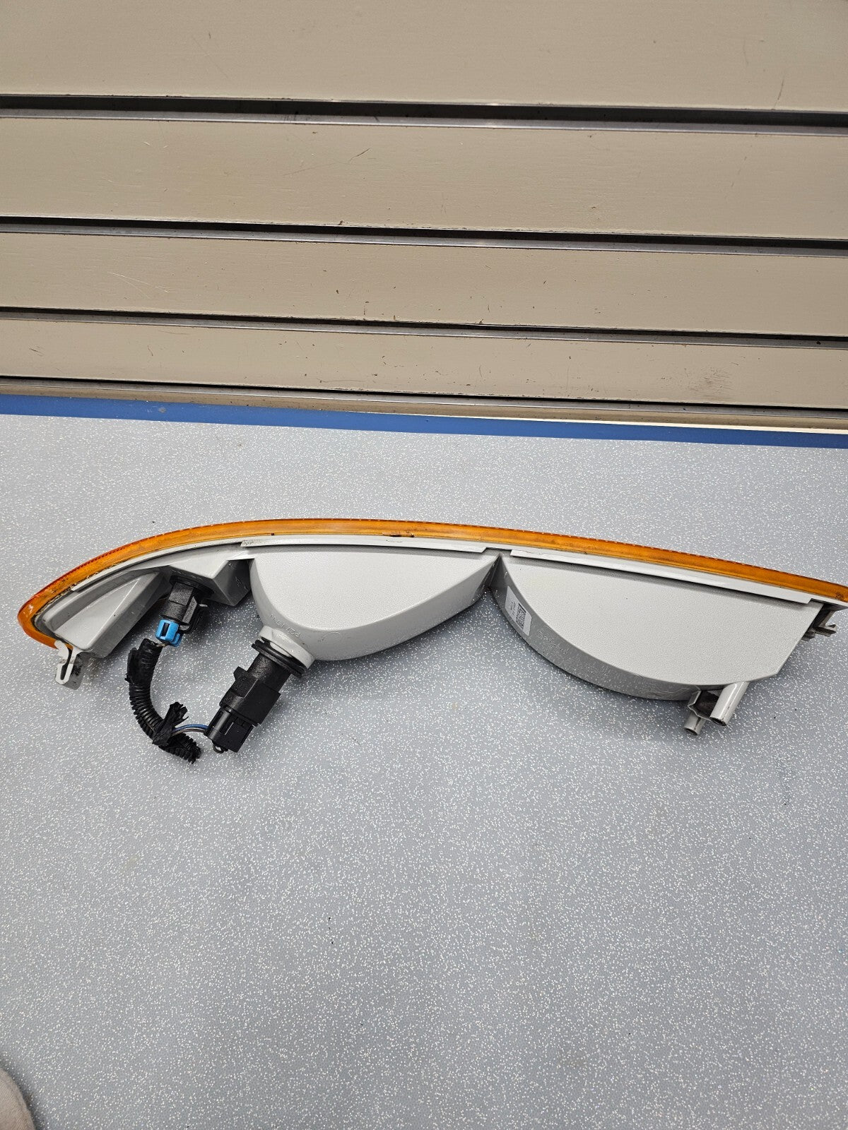 03-21EXPRESS SAVANA Passenger RIGHT Turn Signal Parking Light Amber Lens Housing