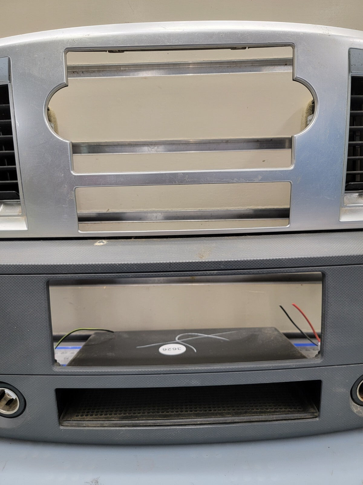 🔥06-08 Dodge RAM Dash RADIO Bezel Climate Trim Panel 🔴Storage SILVER/GRAY B11