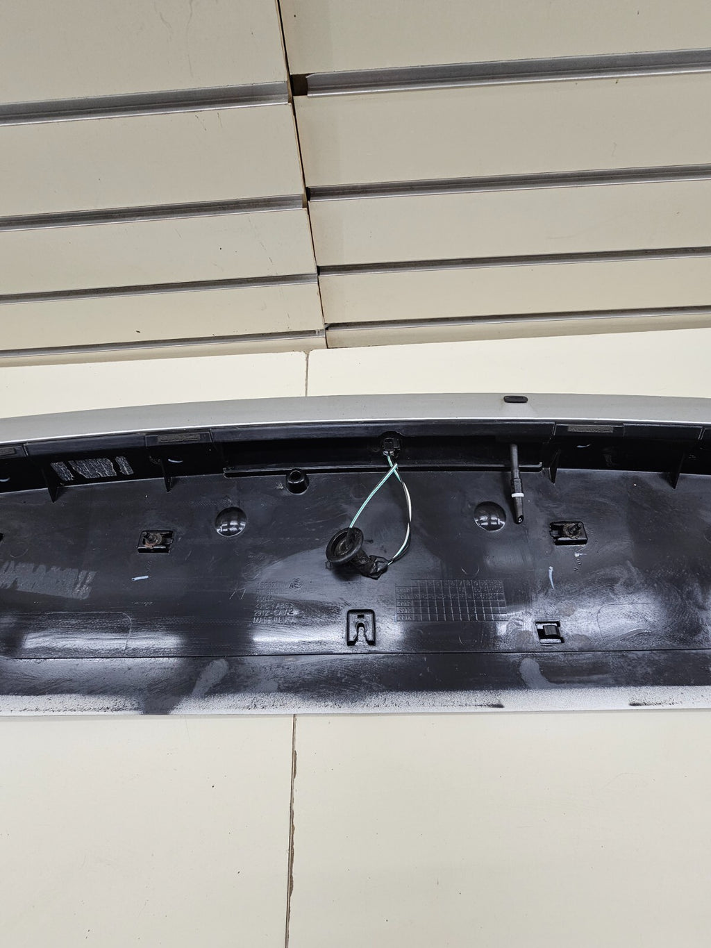 11-20 Dodge Grand Caravan Rear Upper Hatch Spoiler Wing Mount Break Light Silver