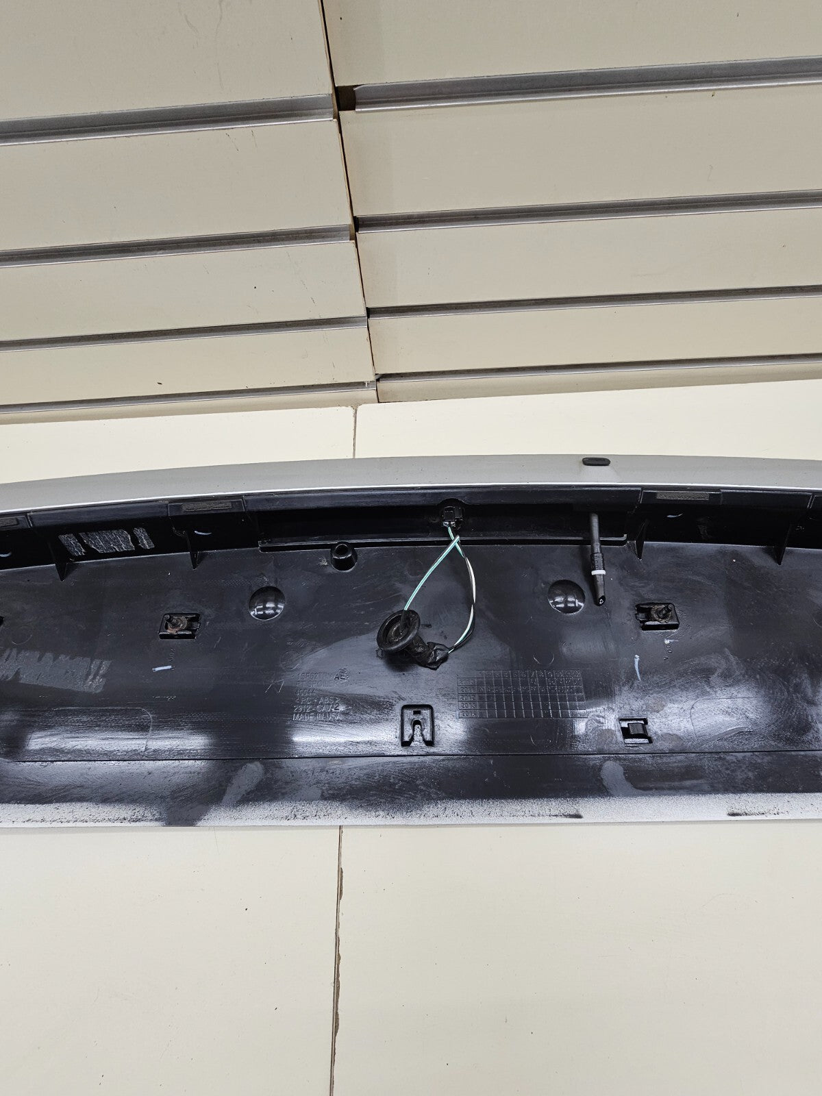11-20 Dodge Grand Caravan Rear Upper Hatch Spoiler Wing Mount Break Light Silver