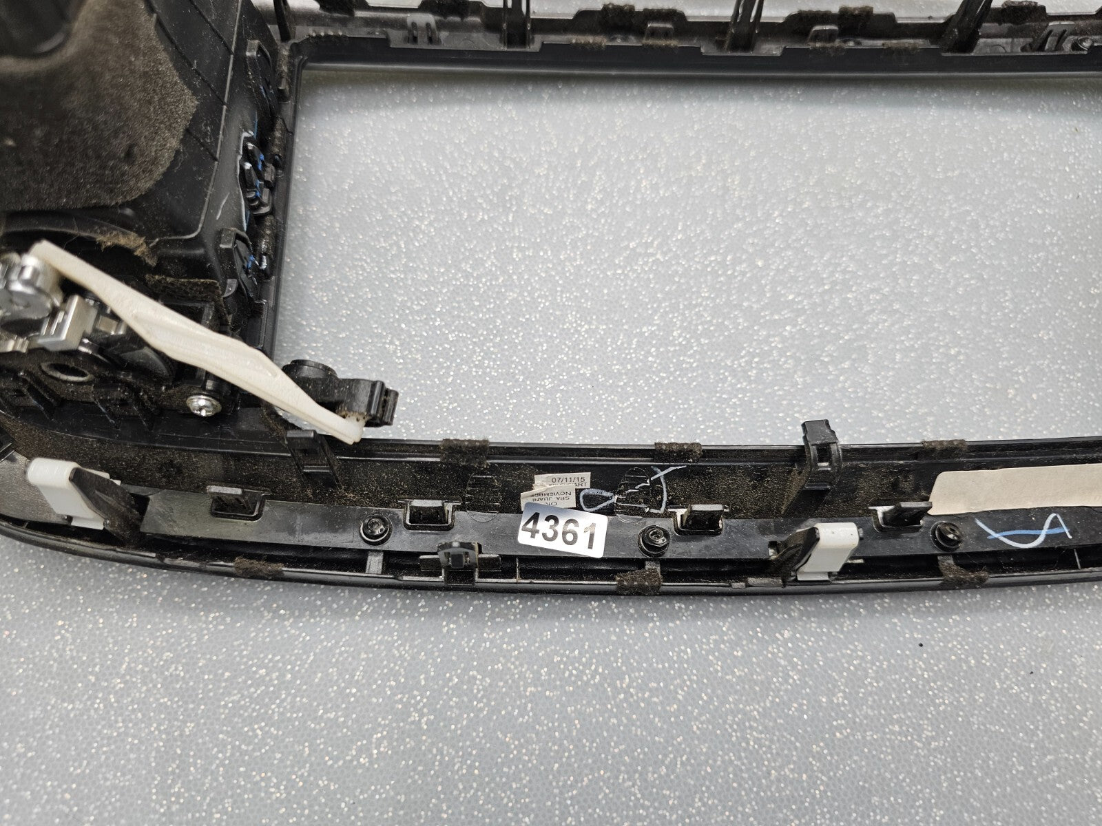 🔥16-18 KIA SORENTO CENTER DASH RADIO SURROUND BEZEL TRIM PANEL Assembly Silver