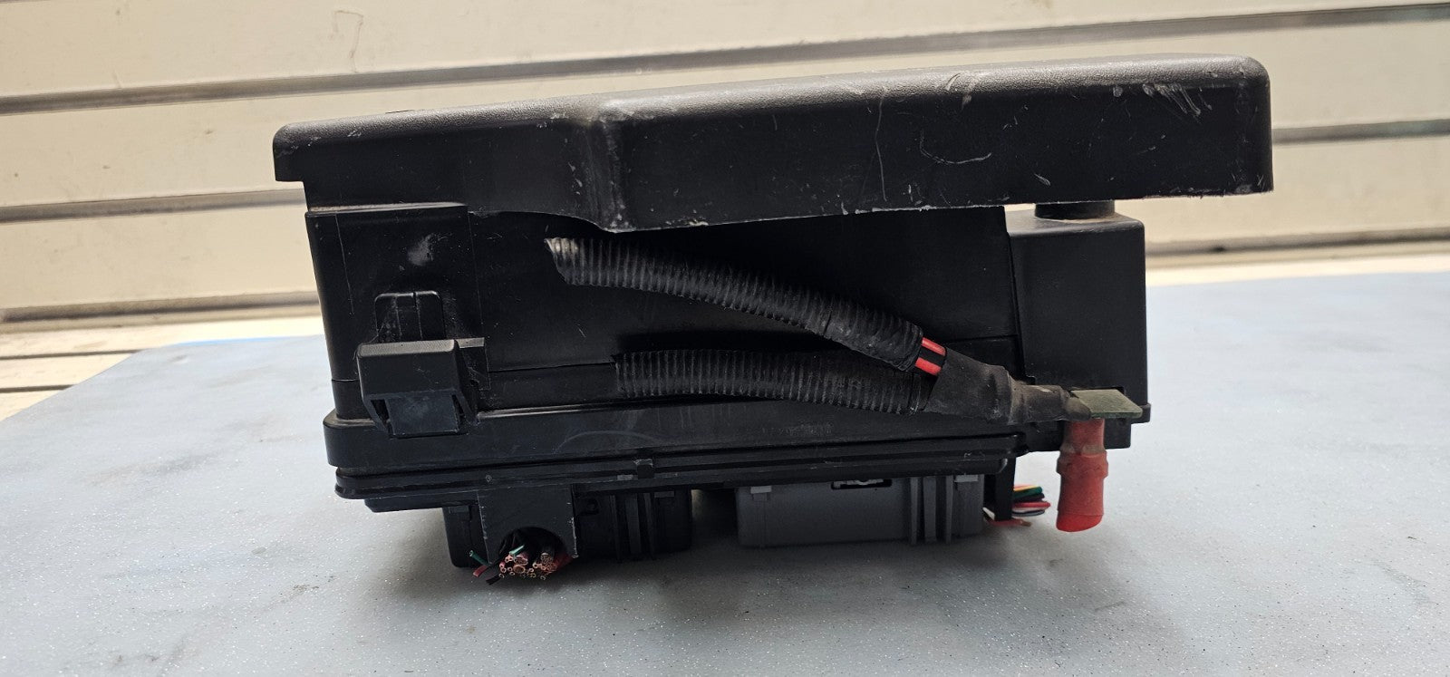 🔥2008 Lucerne DTS Engine Wiring Compartment Fuse Box Harness Junction Block