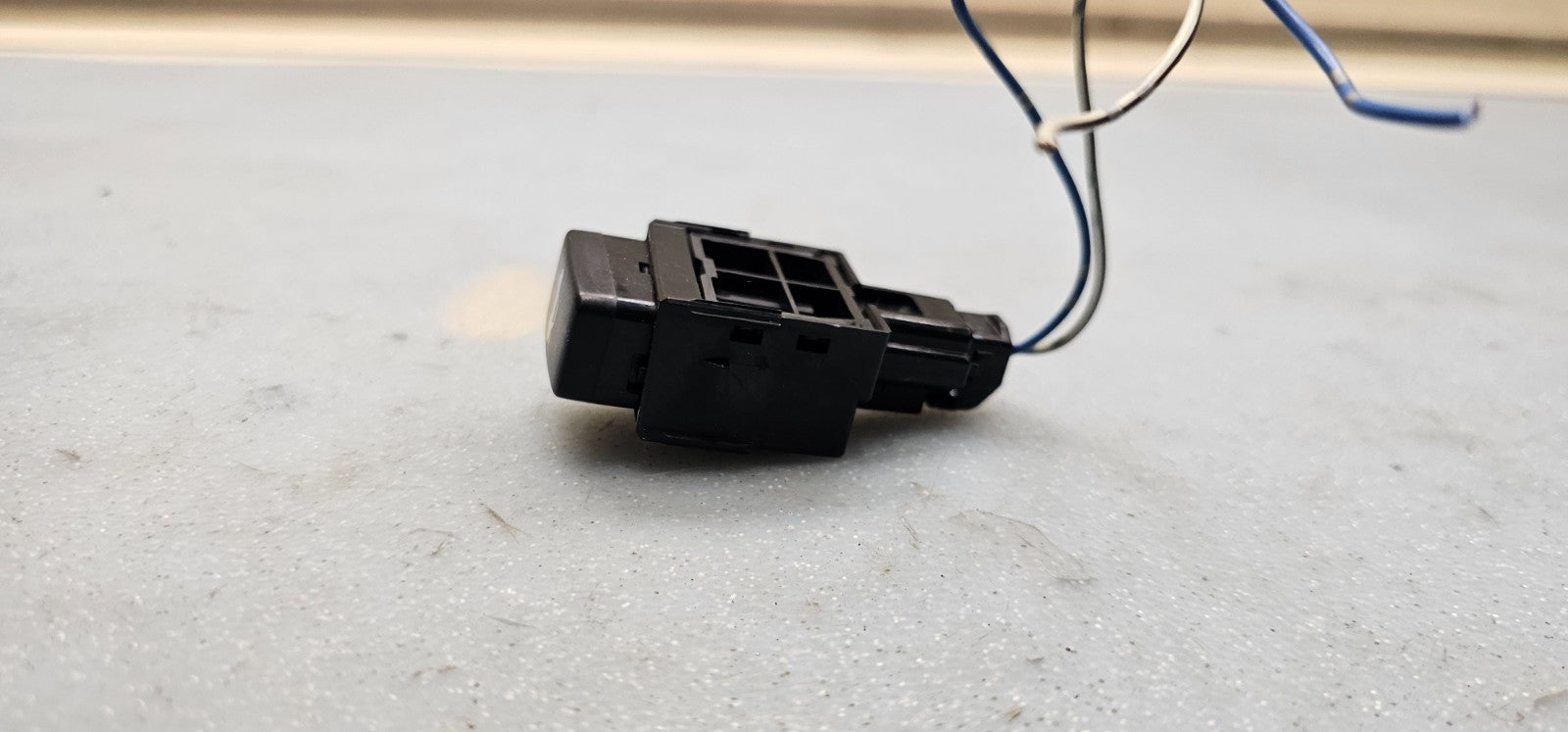 🔥03-08  Toyota Matrix Pontiac Vibe Rear Trunk Door Glass Switch OEM