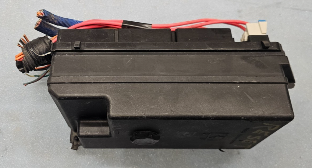 99-04 CENTURY REGAL FUSE BOX ENGINE 3.1L Accessory Wiring JUNCTION MODULE Block