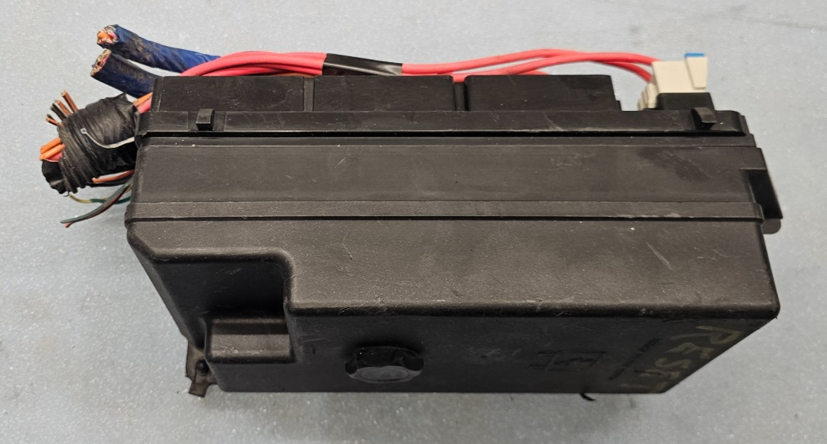 99-04 CENTURY REGAL FUSE BOX ENGINE 3.1L Accessory Wiring JUNCTION MODULE Block