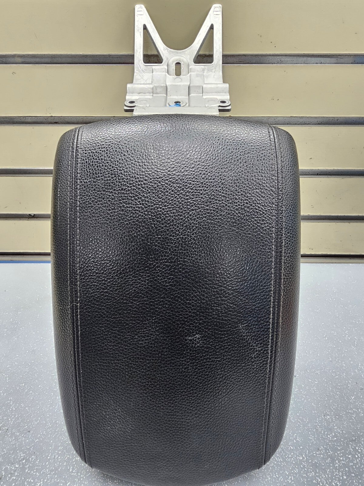 🔥09-11 Kia Borrego Center Console Leather Armrest Lid Cover Assembly Black OEM