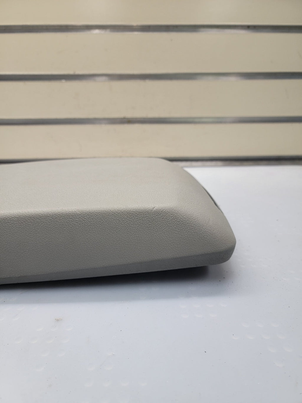 05-07 Chrysler 300 Dodge CHARGER Center Console ARMREST Lid Cover LIGHT GRAY L28