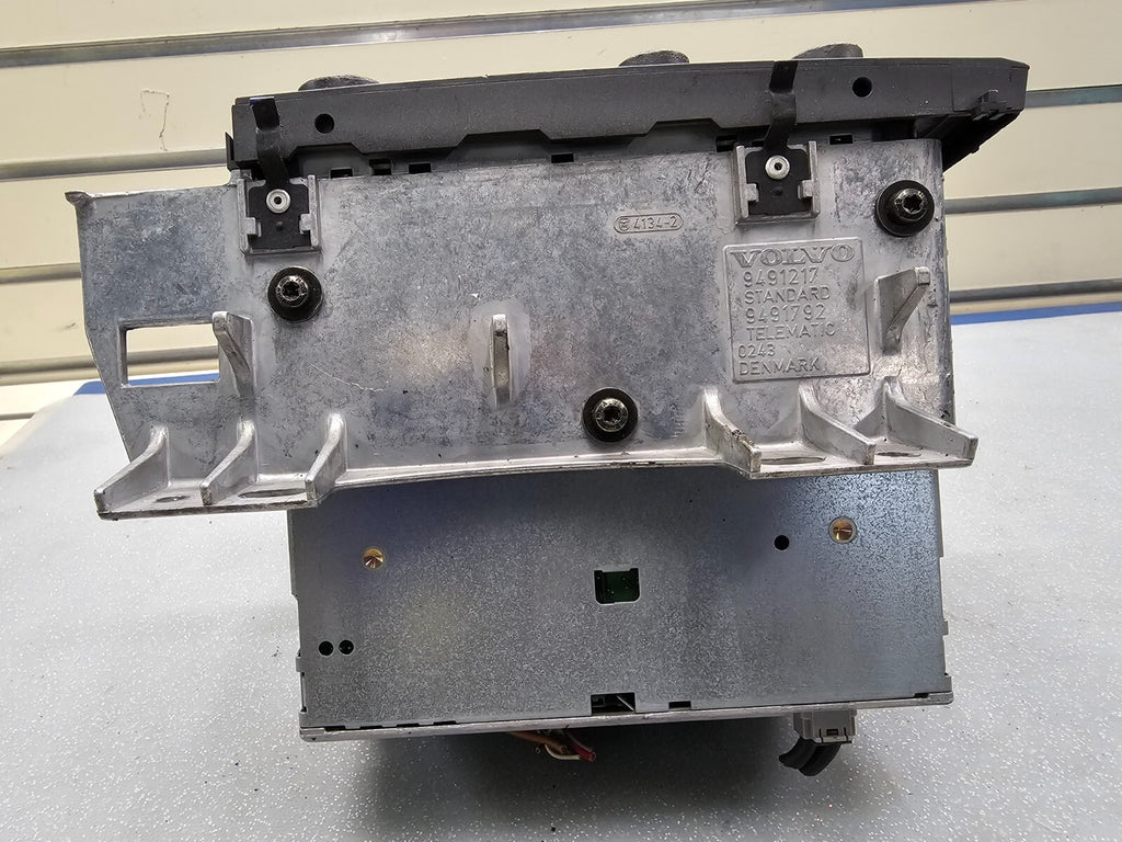 01-05 VOLVO S60 DASH AM FM RADIO RECEIVER AUDIO HEAD UNIT CASETTE CD PLAYER OEM