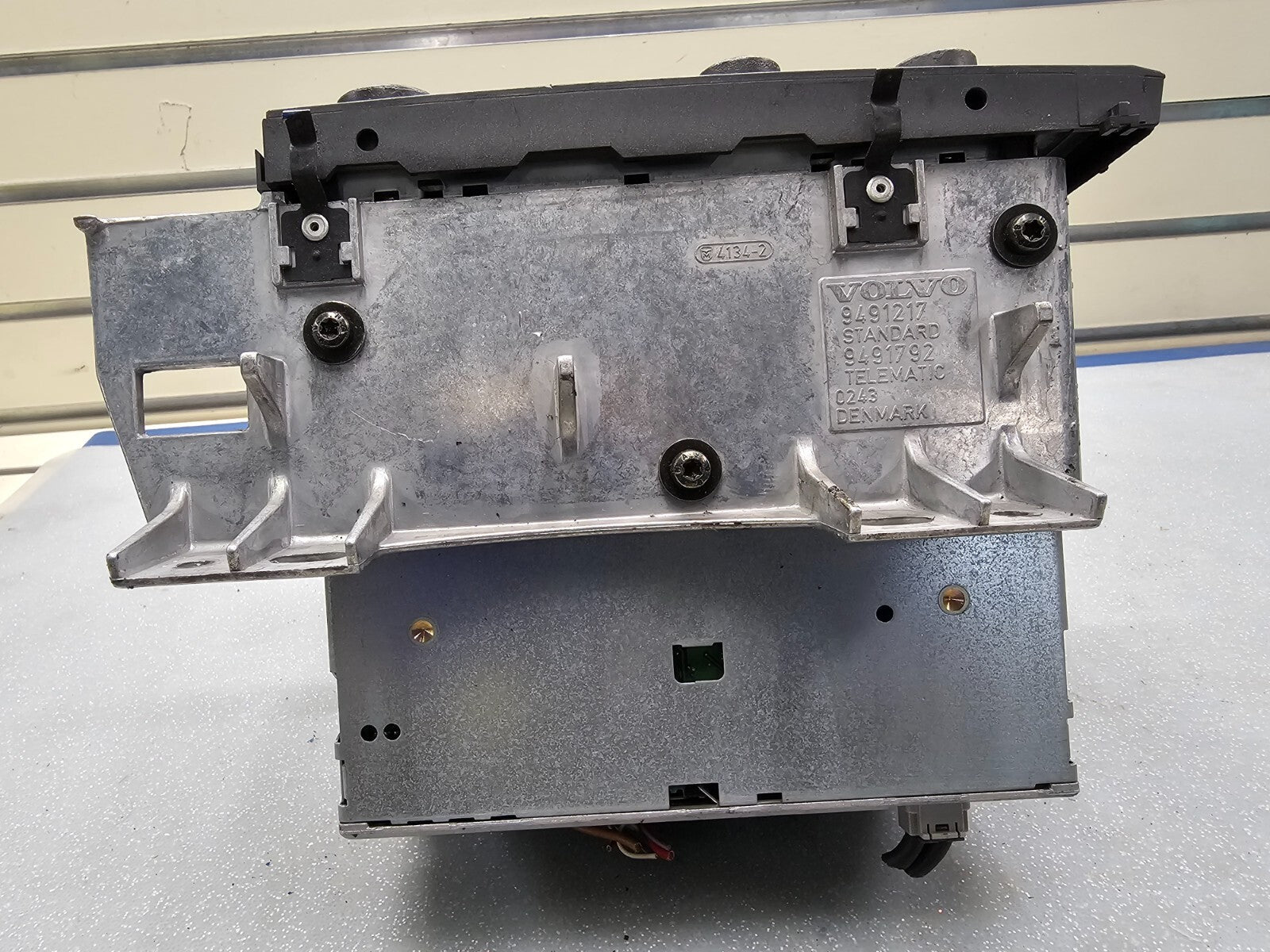 01-05 VOLVO S60 DASH AM FM RADIO RECEIVER AUDIO HEAD UNIT CASETTE CD PLAYER OEM