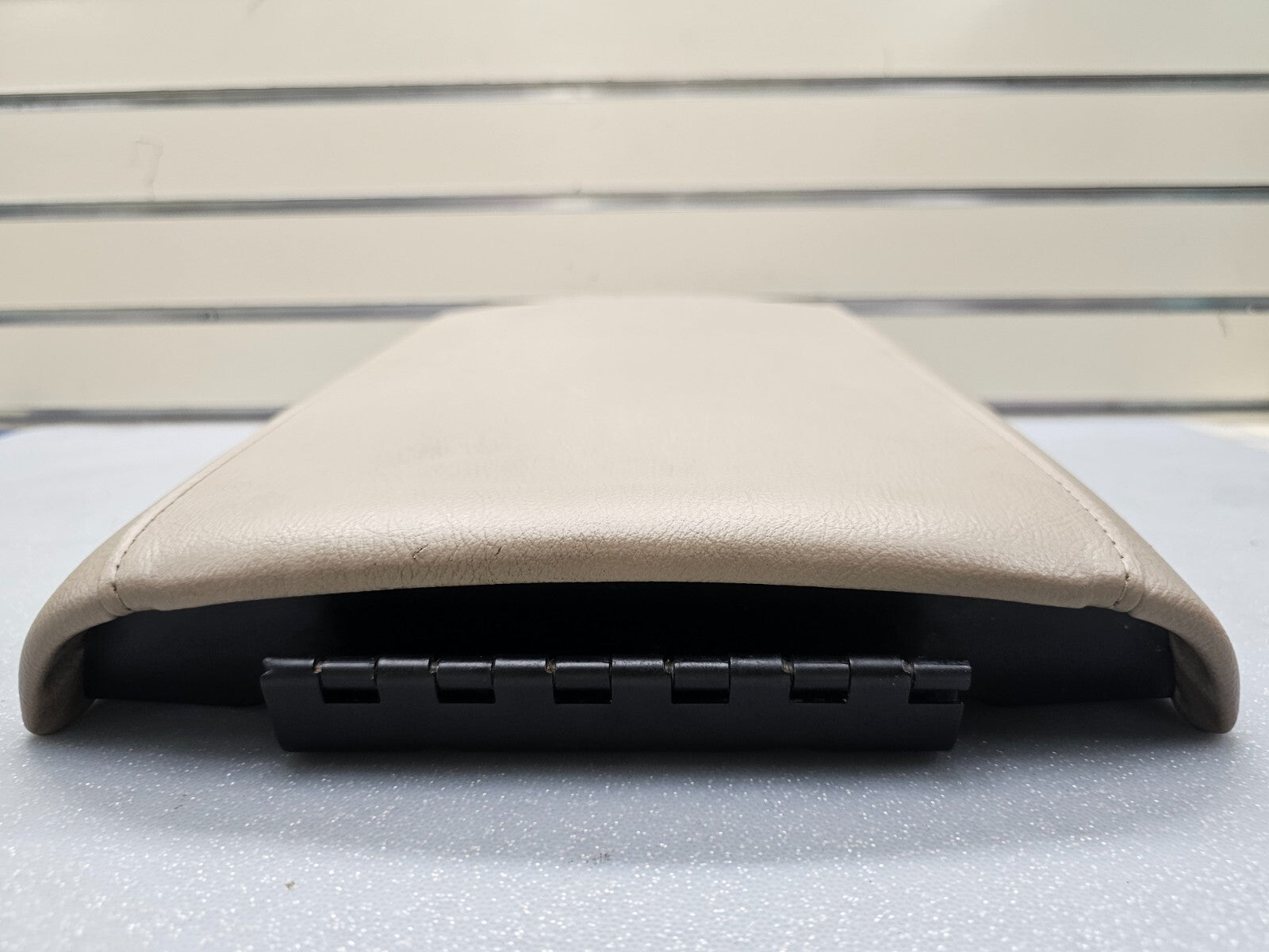 03-06 EXPEDITION Center Console Arm Rest Storage Cover Top Pad Lid Assembly Tan