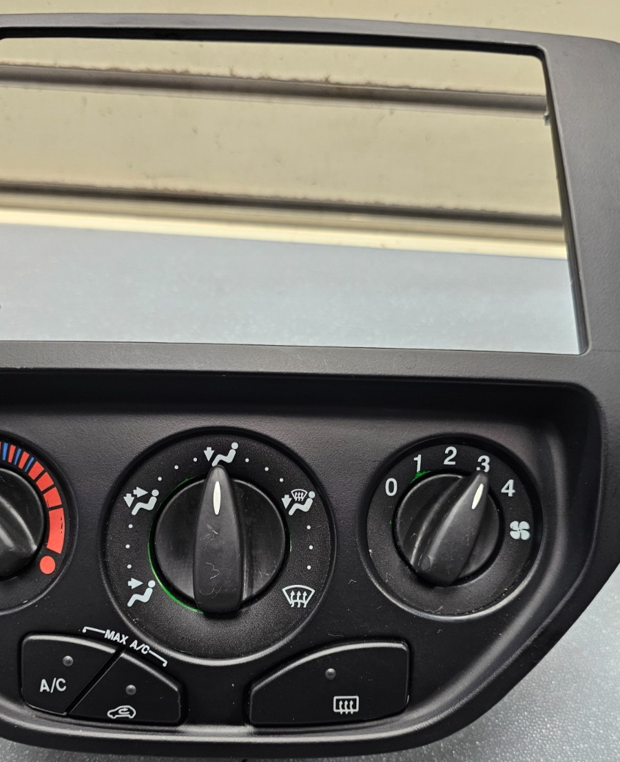 🔥05-07 FOCUS CENTER DASH RADIO STEREO CLIMATE CONTROL BEZEL TRIM PANEL BLACK