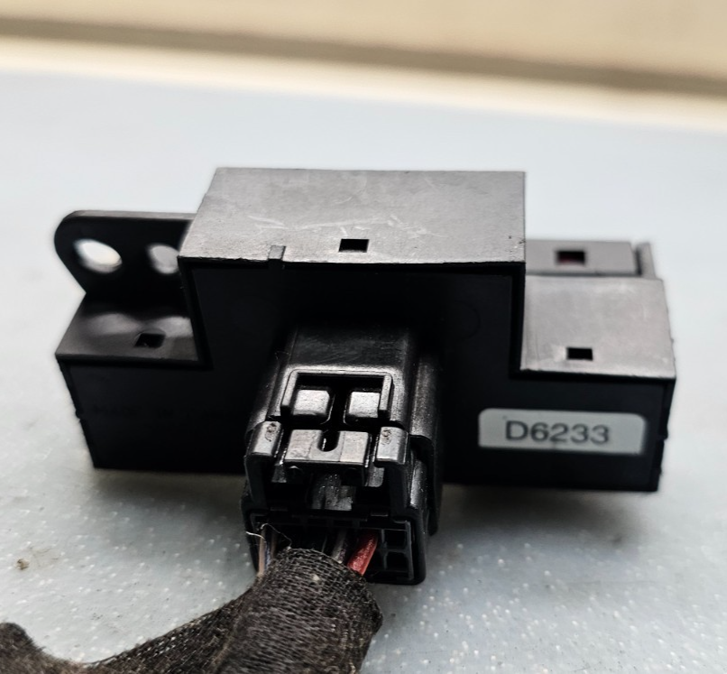 🔥05-10 Chrysler 300 Grand Caravan Hazard Warning Light Control Switch Assembly