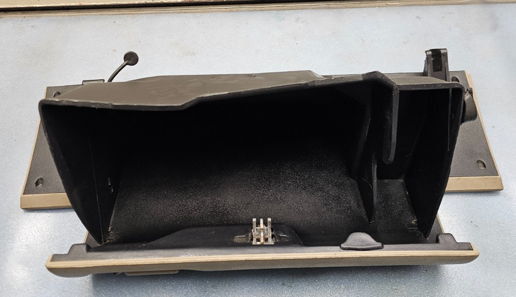 95-99 CHEVY GMC TRUCK SILVERADOC/K Glove Box Storage Compartment Assembly TAN G2