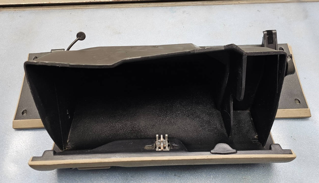 95-99 CHEVY GMC TRUCK SILVERADOC/K Glove Box Storage Compartment Assembly TAN G2