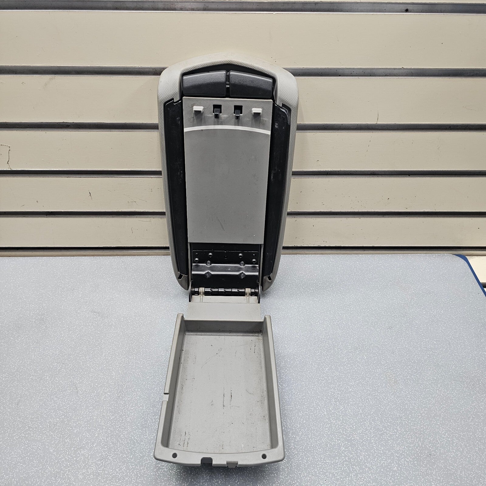 🔥07-10 Chrysler Sebring Center Console Lid Armrest Storage Assembly Top LT Gray