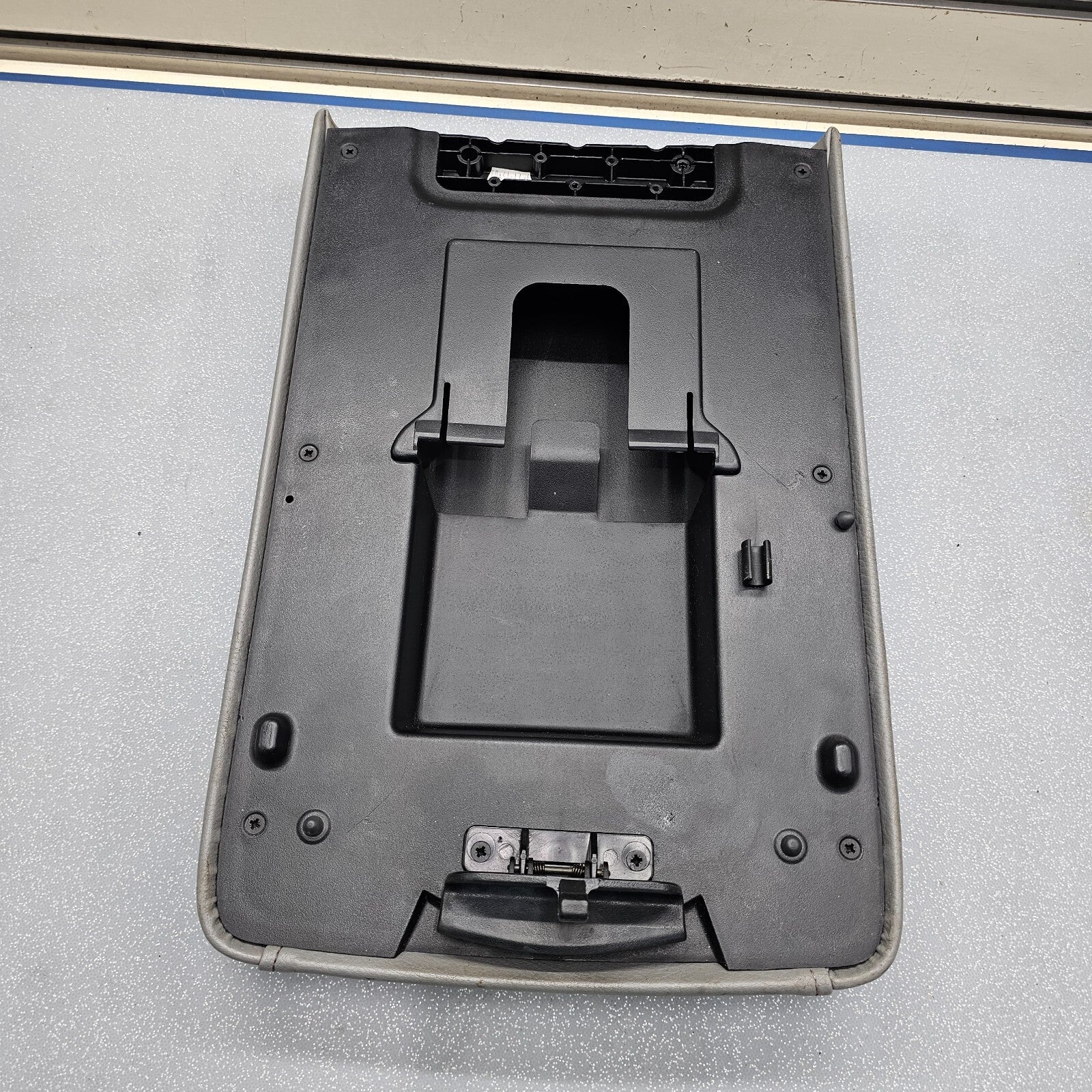03-06 EXPEDITION Center Console Arm Rest Storage Cover Top Pad Lid Assembly Gray