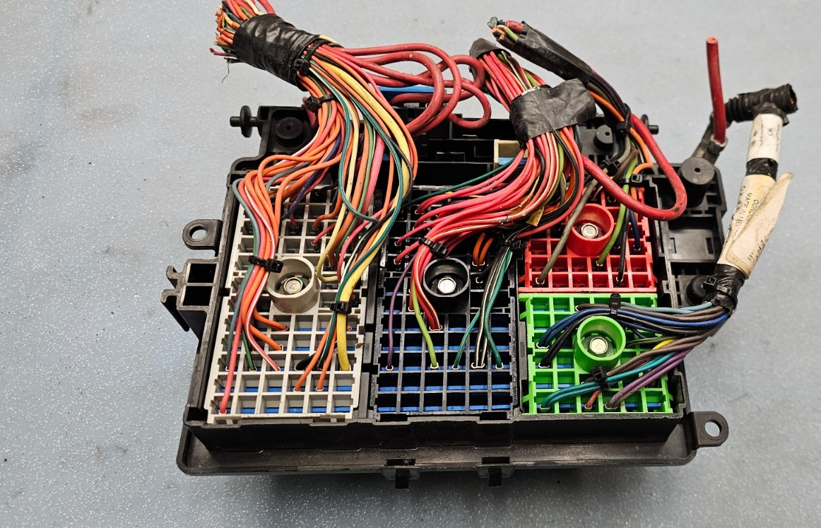 🔥06-07 Chevy Silverado Sierra Power Module Engine Unit Fuse Relay Box Junction