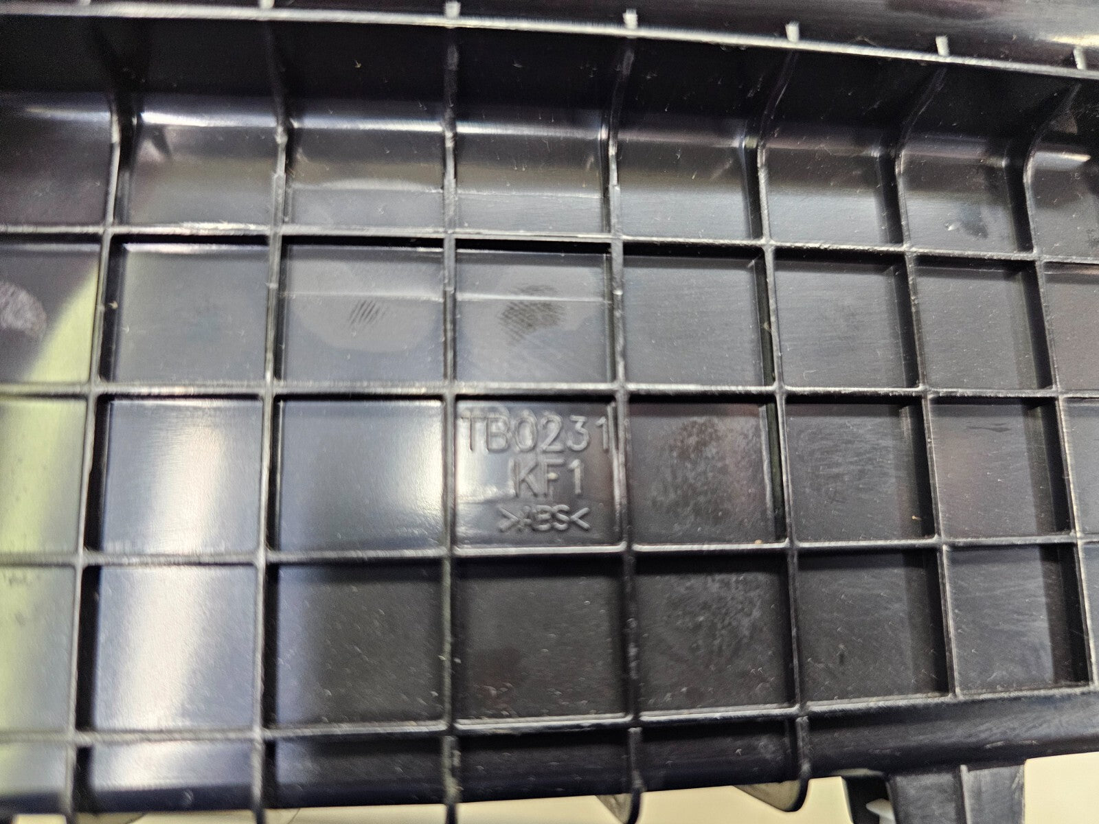 10-11 KIA SOUL PLUS CENTER DASH FM RADIO STEREO DISPLAY TRIM PANEL BEZEL DK GRAY