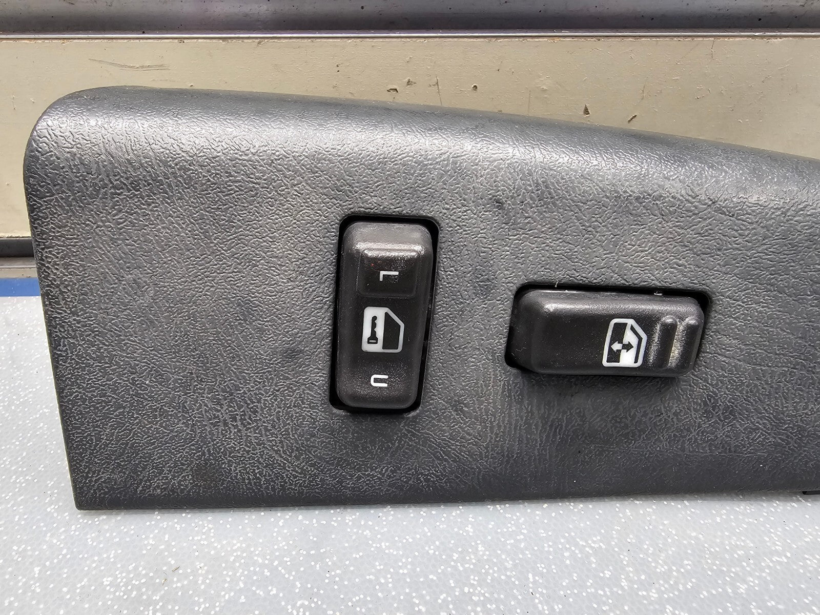99-02 Silverado SIERRA Front RIGHT Passenger Power Window Switch Lock Black WS3
