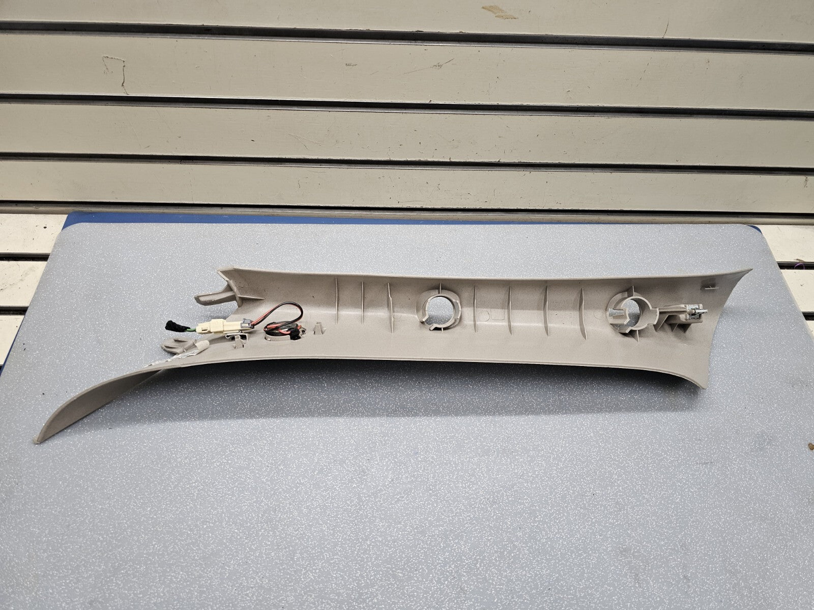 🔥07-13 Silverado Sierra A Pillar Roof Molding Right Speak LIGHT GRAY P2 BOSE