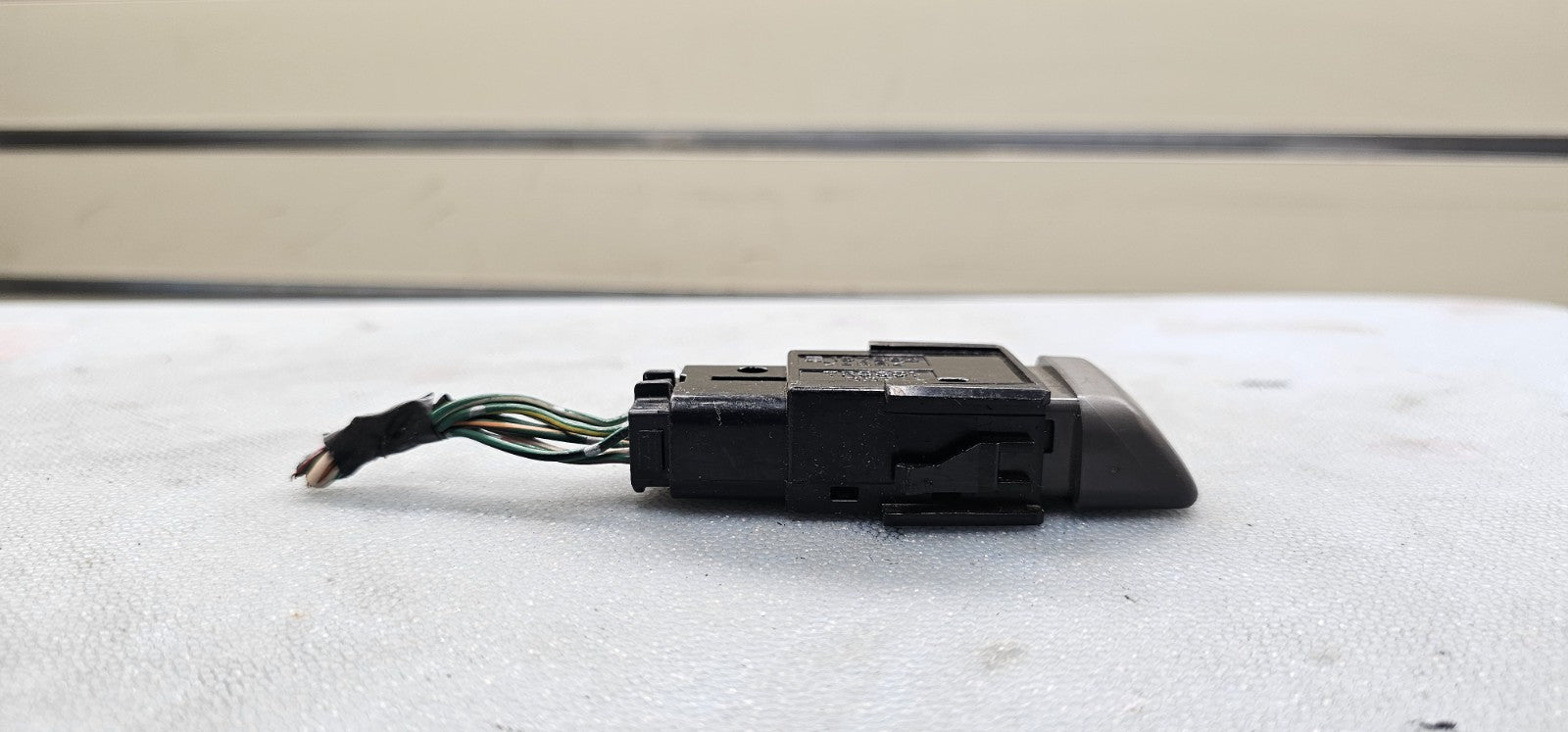 98-02 COROLLA 05-10 AVALON HAZARD EMERGENCY LIGHT SWITCH DRIVER ASSEMBLY BLACK