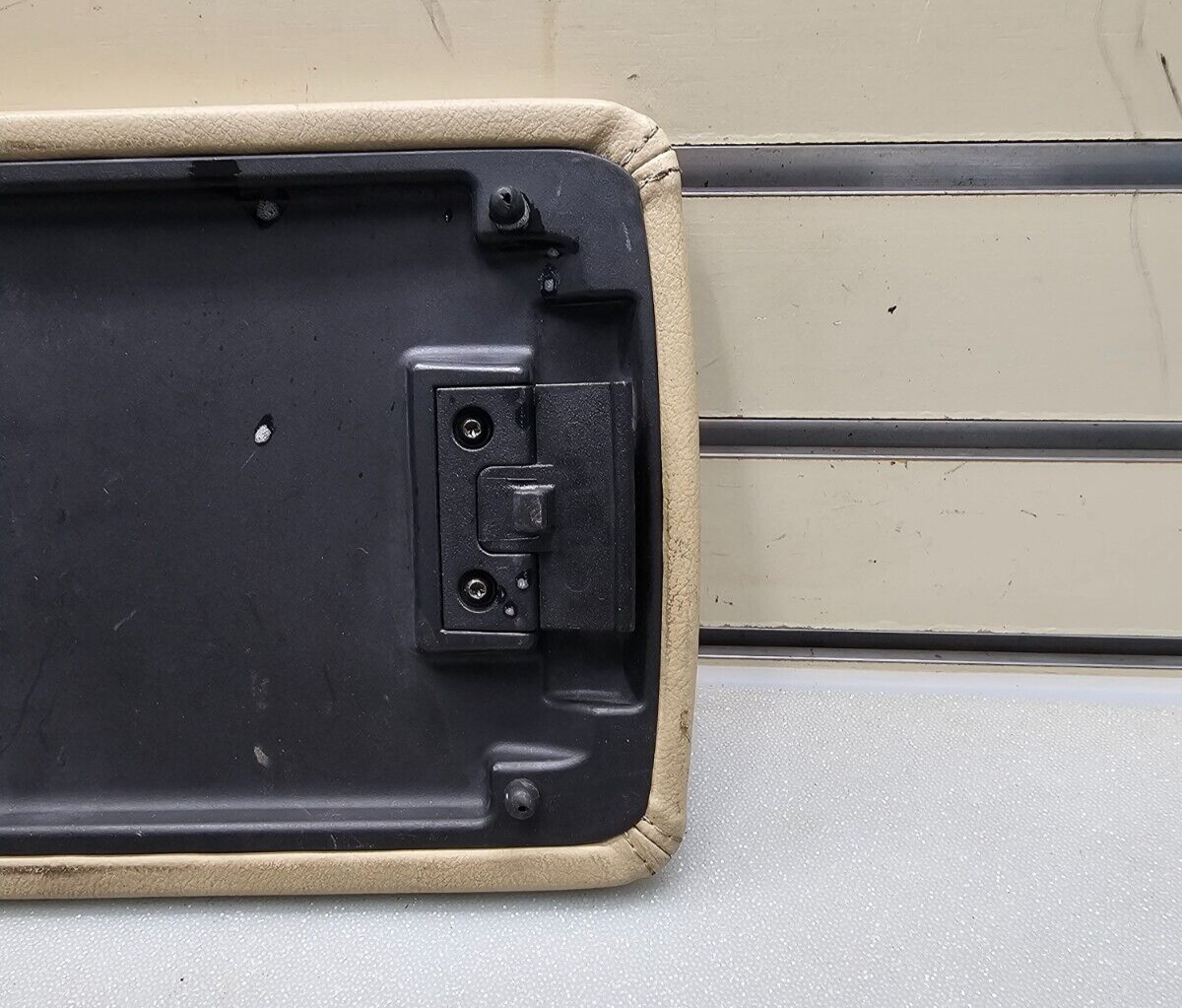 03-05 LINCOLN AVIATOR FRONT CENTER CONSOLE LID COVER ARMREST LEATHER TOP PAD TAN