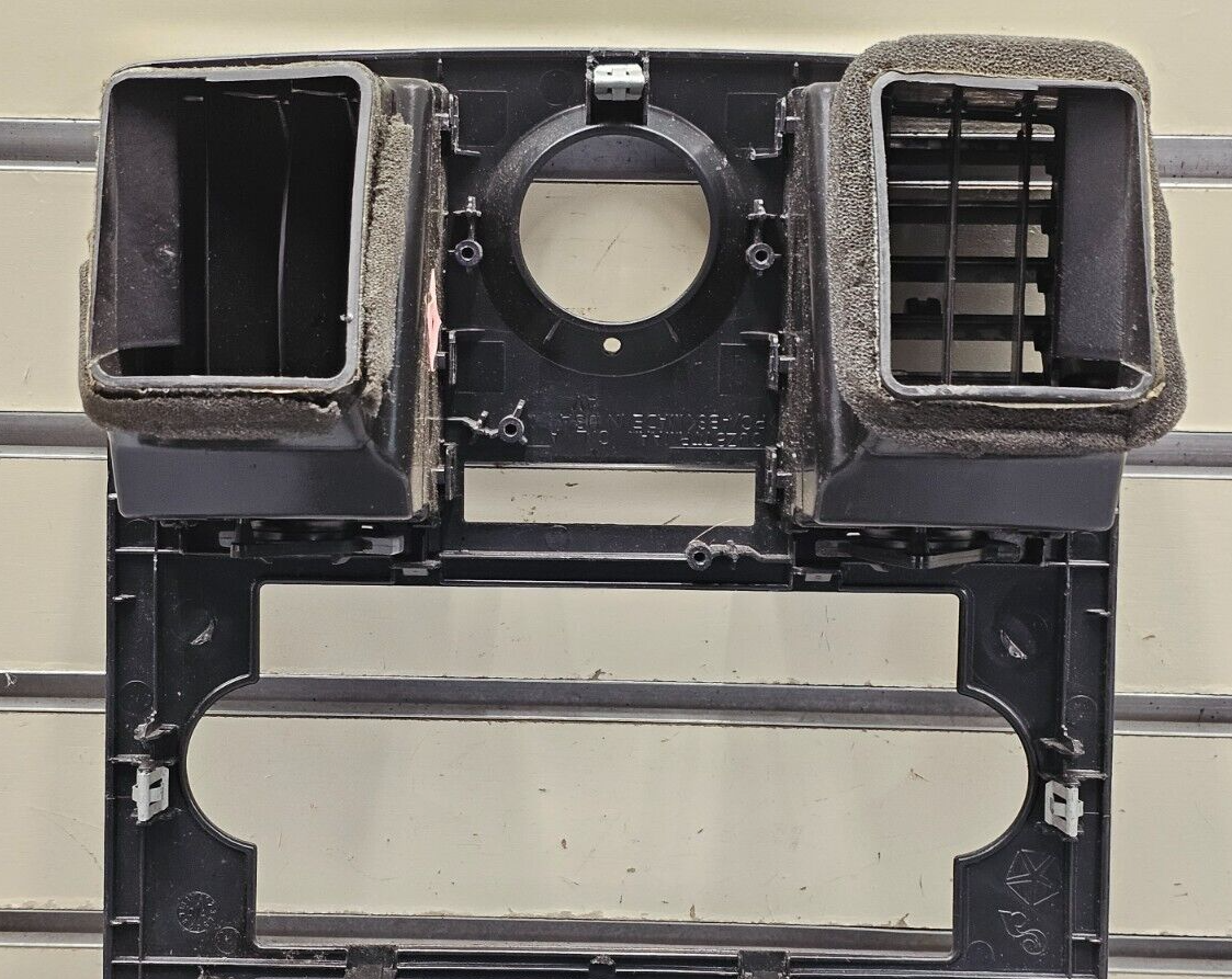 05-07 CHRYSLER 300 DASH AM FM RADIO STEREO DISPLAY PANEL BEZEL CARBON SILVER B16