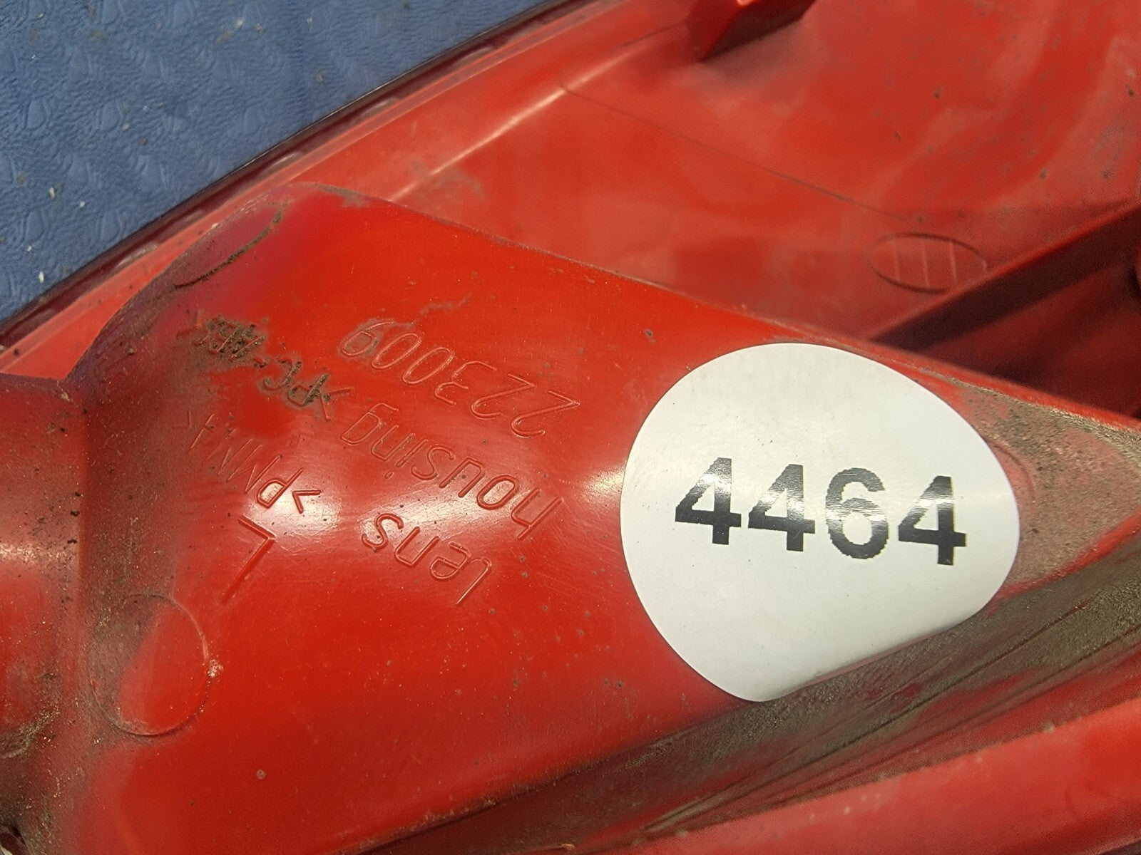 2001-2005 Chrysler Pt Cruiser Passenger Right Side Tail Light OEM Assembly