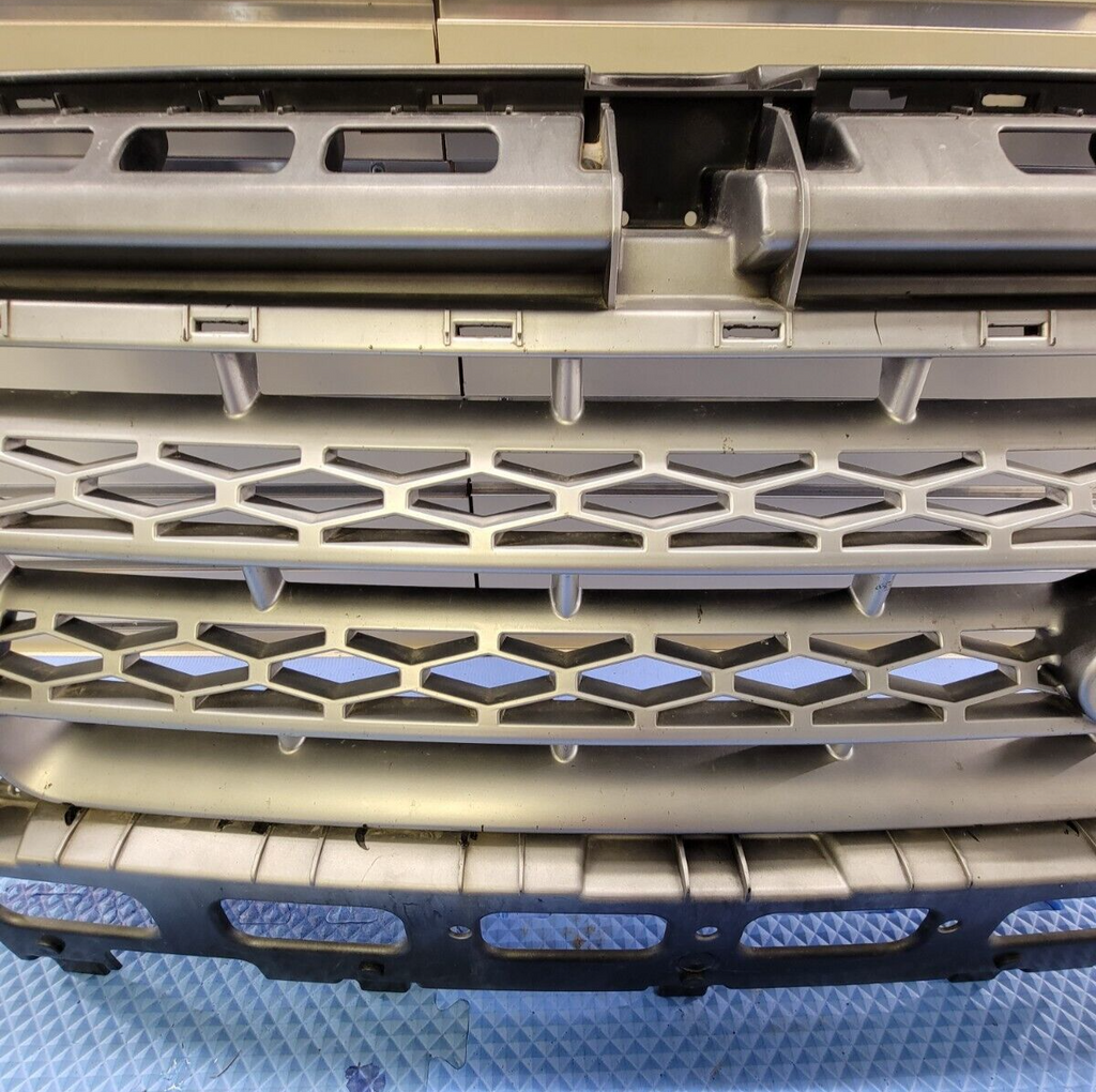 🔥08-10 Land Rover LR2 Front Bumper Grille Assembly Cover Chrome Genuine White