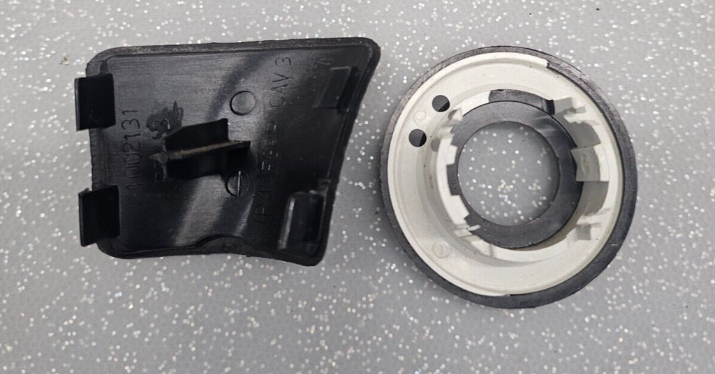 04-08 PONTIAC GRAND PRIX DASH TRIM PANEL BEZEL KEYHOLE SURROUND RUBBER PAD SNAP