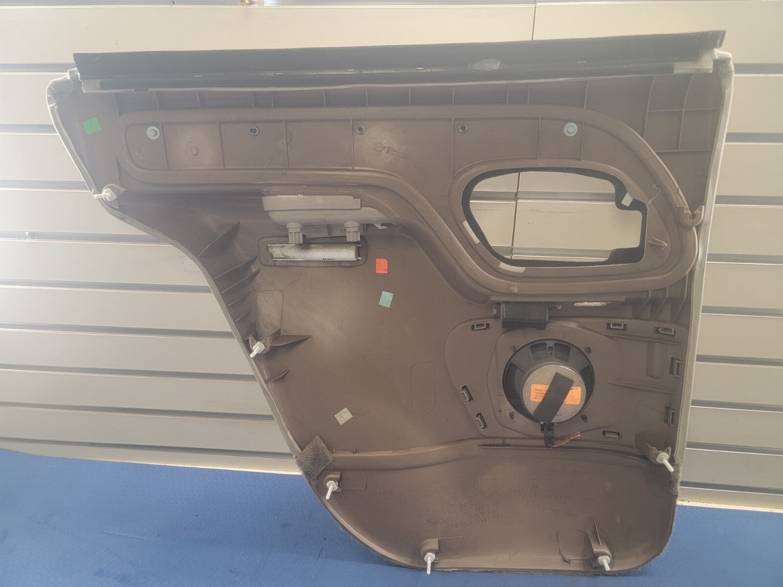 🔥1995-1999 Chevrolet GMC Silverado escalade DOOR PANEL Rear right Auto TAN D2