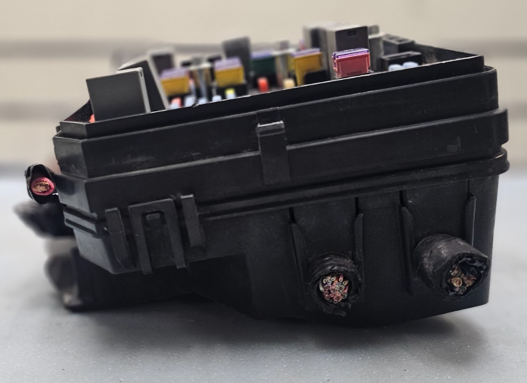 🔥2006-2007 Chevy Impala Fuse Box Engine Junction Module OEM