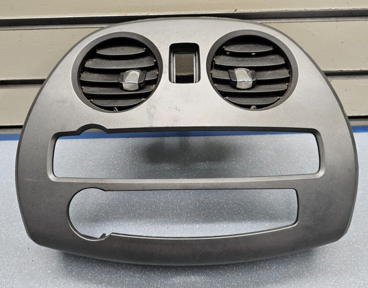 🔥06-08 Eclipse Dash AM FM Radio CD Player Display Stereo Panel Bezel Silver