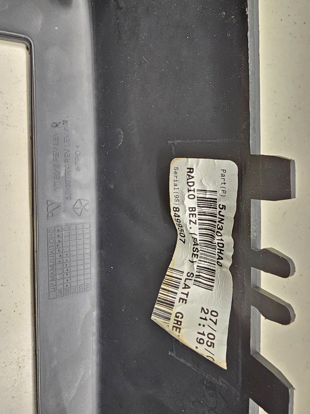 05-07 Jeep Grand Cherokee Center Radio Dash Bezel Trim Panel Surround Balck B30