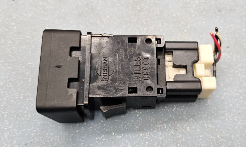 04-15 Armada Titan Hazard Emergency Warning Light Button Control Switch Assembly