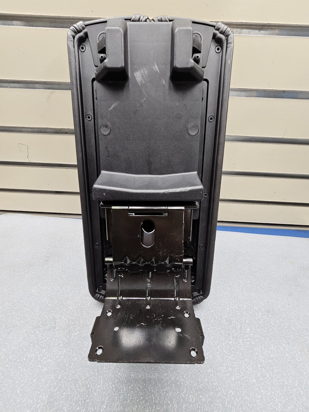 13-19 LINCOLN MKT Front Floor Console Arm Rest Lid Cover Top Pad Assembly Black