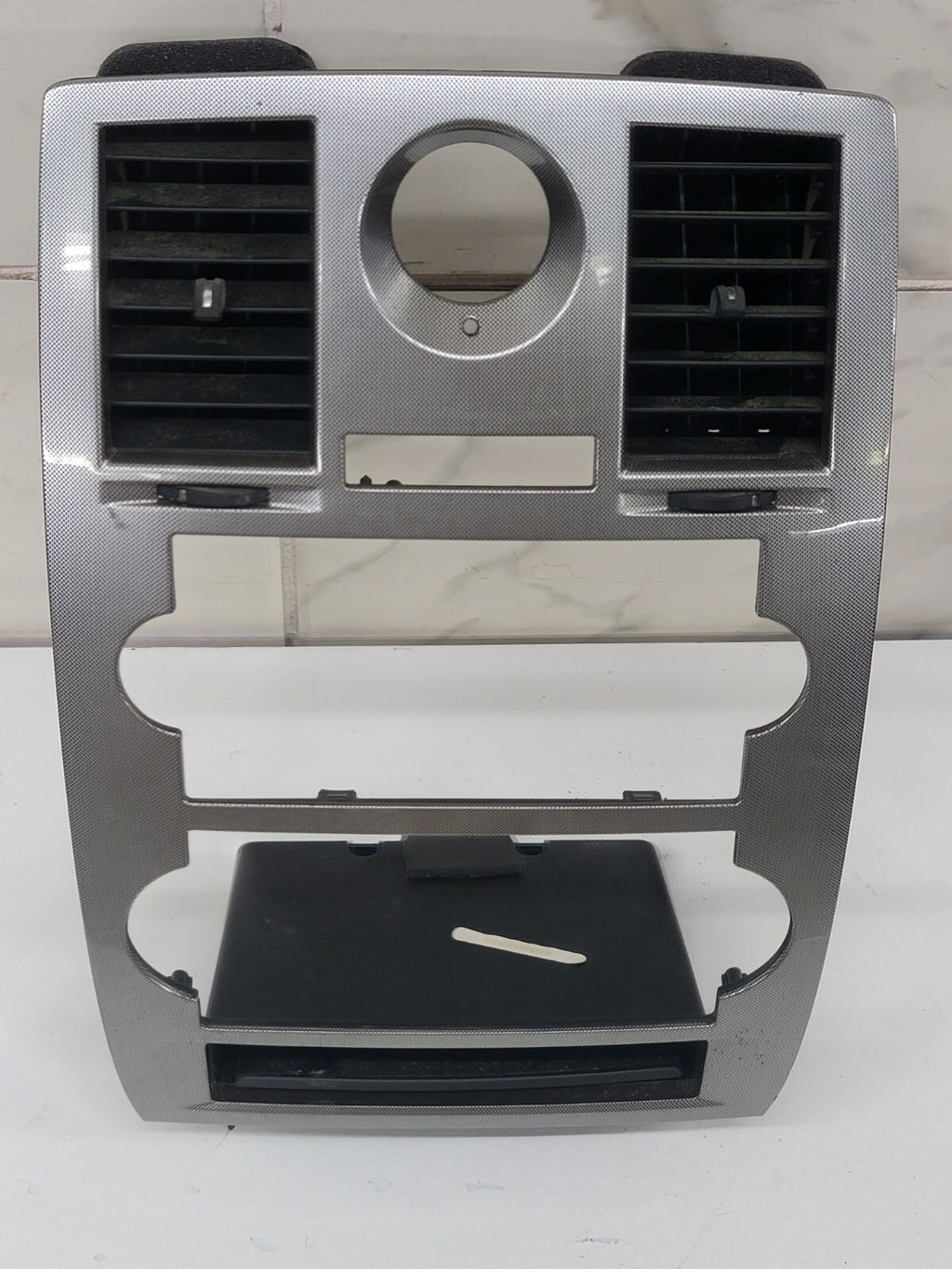 05-07 CHRYSLER 300 RADIO BEZEL CENTER AIR VENTS Storage CARBON SILVER B16