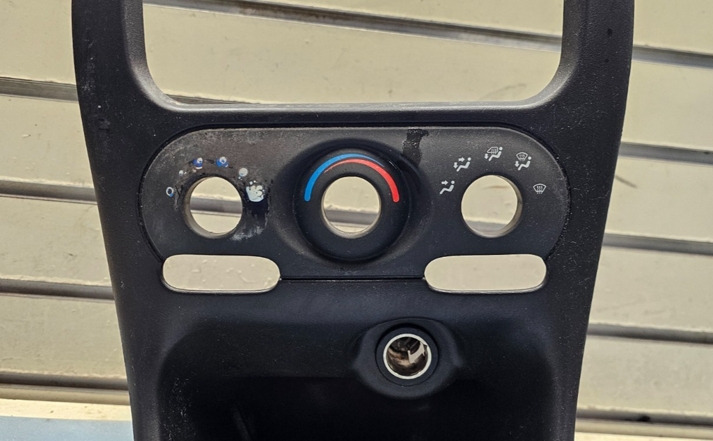 01-04 ALERO DASH AM FM RADIO STEREO DISPLAY RECEIVER CLIMATE CONTROL BEZEL BLACK