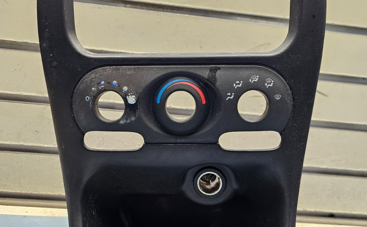 01-04 ALERO DASH AM FM RADIO STEREO DISPLAY RECEIVER CLIMATE CONTROL BEZEL BLACK