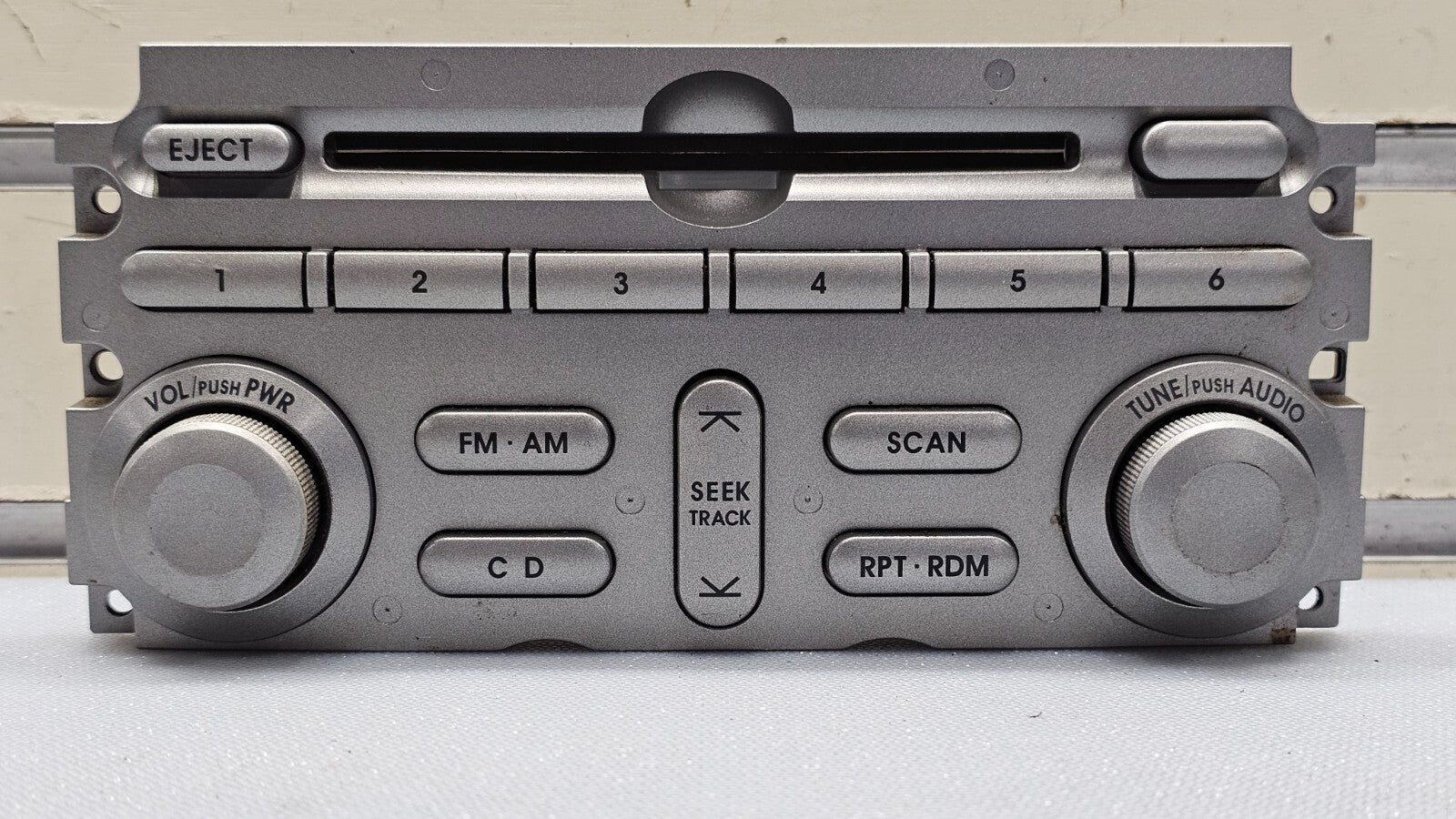 04-05 Mitsubishi ENDEAVOR Dash AM FM Radio CD Player Control Stereo Assembly OEM