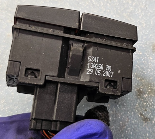 🔥05-07 Ford Focus Emergency Hazard Light Flasher Button Control Switch Assembly