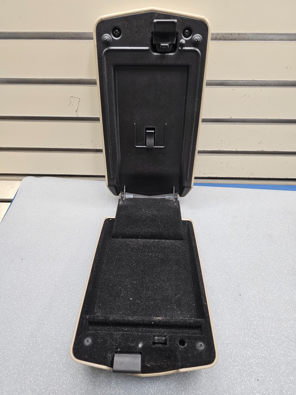 🔥08-13 Cadillac CTS Center Console Lid Armrest Leather Top Pad Assembly TAN