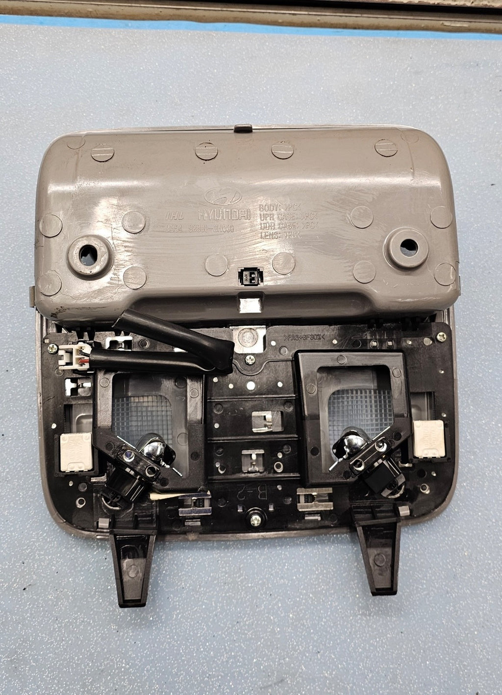 07-10 Hyundai Elantra Overhead Console Storage Display Dome Map Light Gray Front